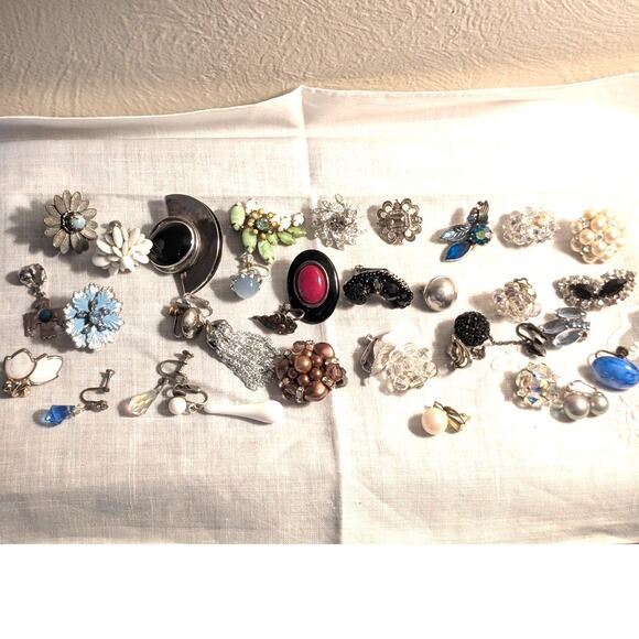 Lot of Vintage Silver Tone Clip On Screw On Single Earrings - Picture 1 of 7